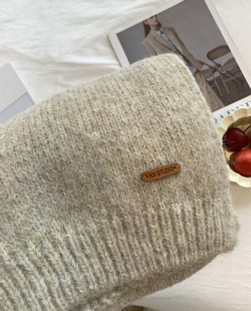 Soft scarf with alpaca wool content and leather label