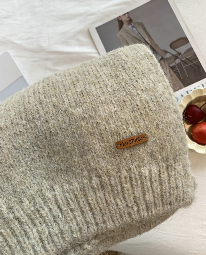 Soft scarf with alpaca wool content and leather label