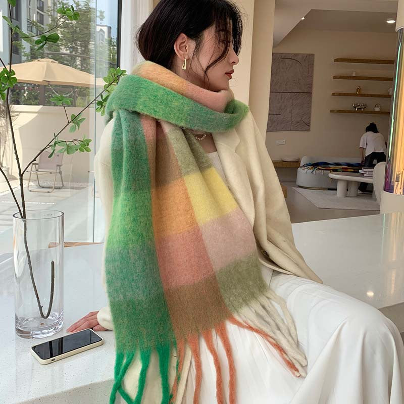 Padded scarf with check pattern and fringes