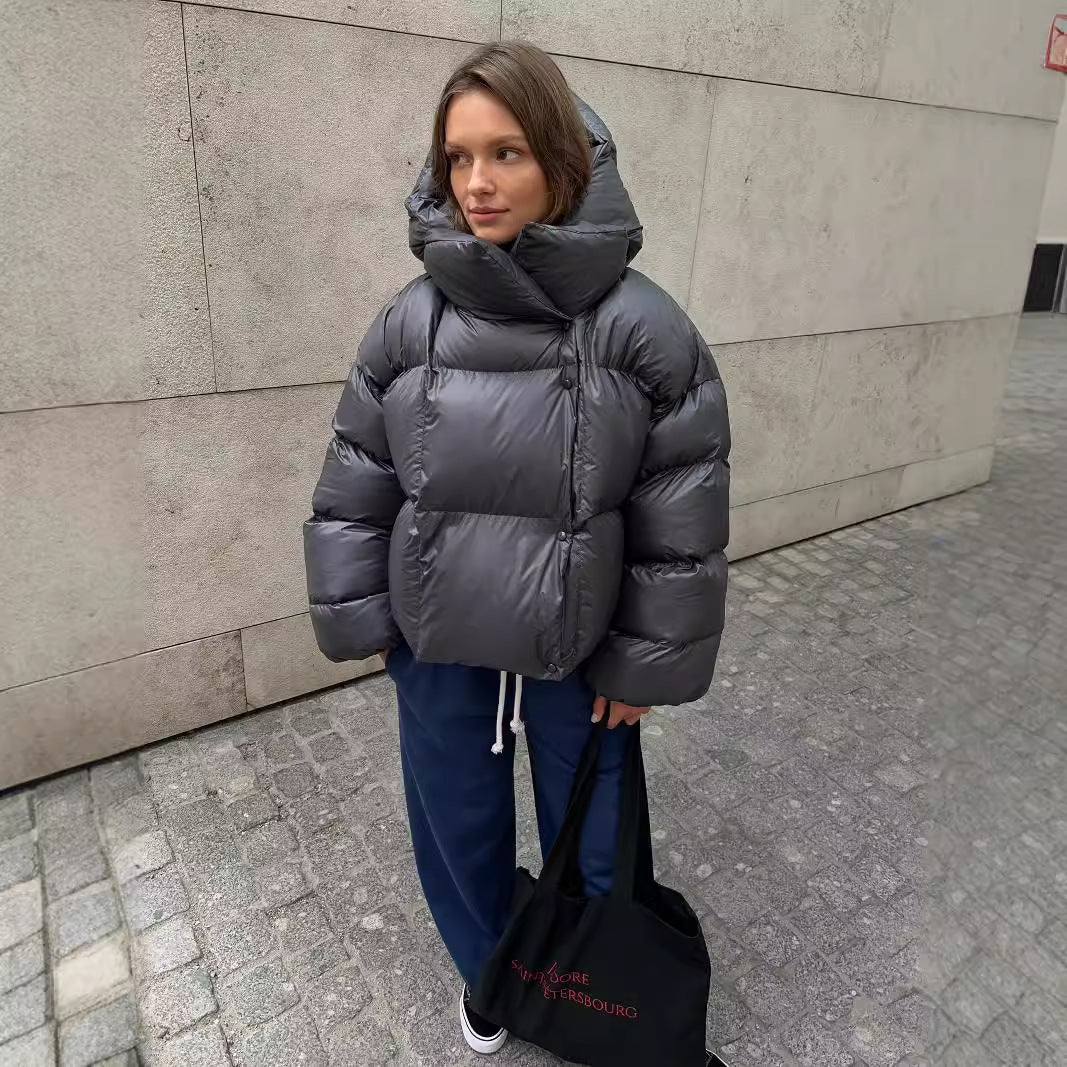 Short women's padded jacket in streetwear style with hood