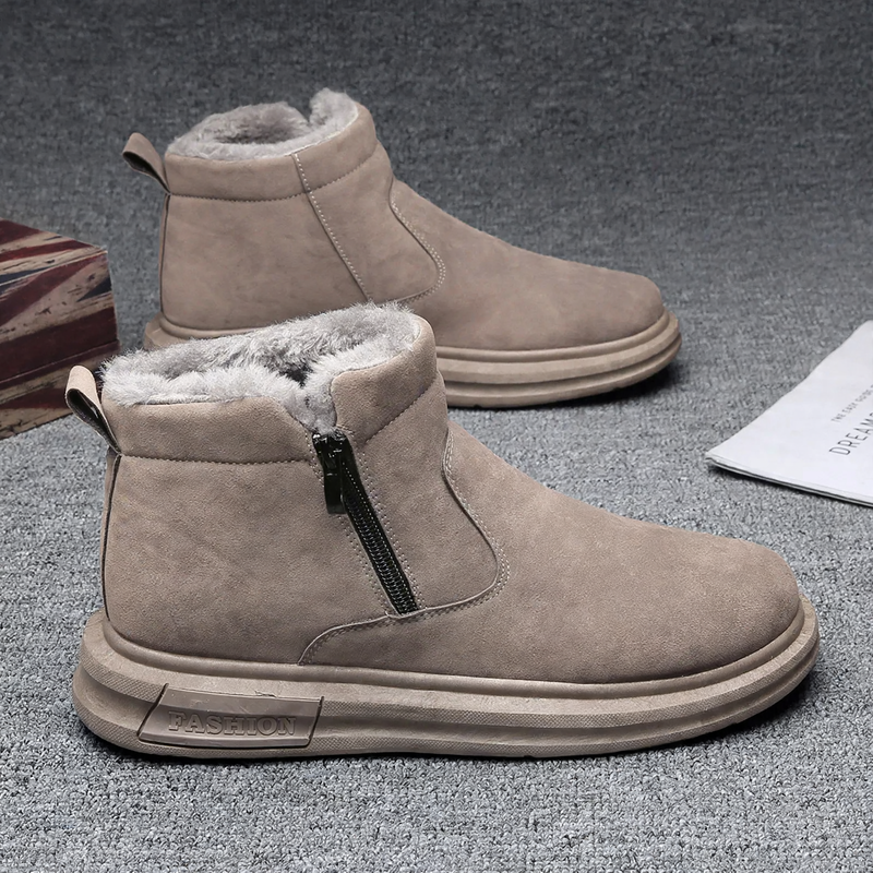Padded men's snow boots to slip on