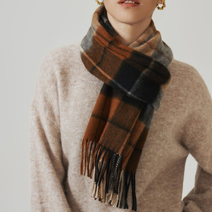 Classic scarf made of 100% wool with fringes