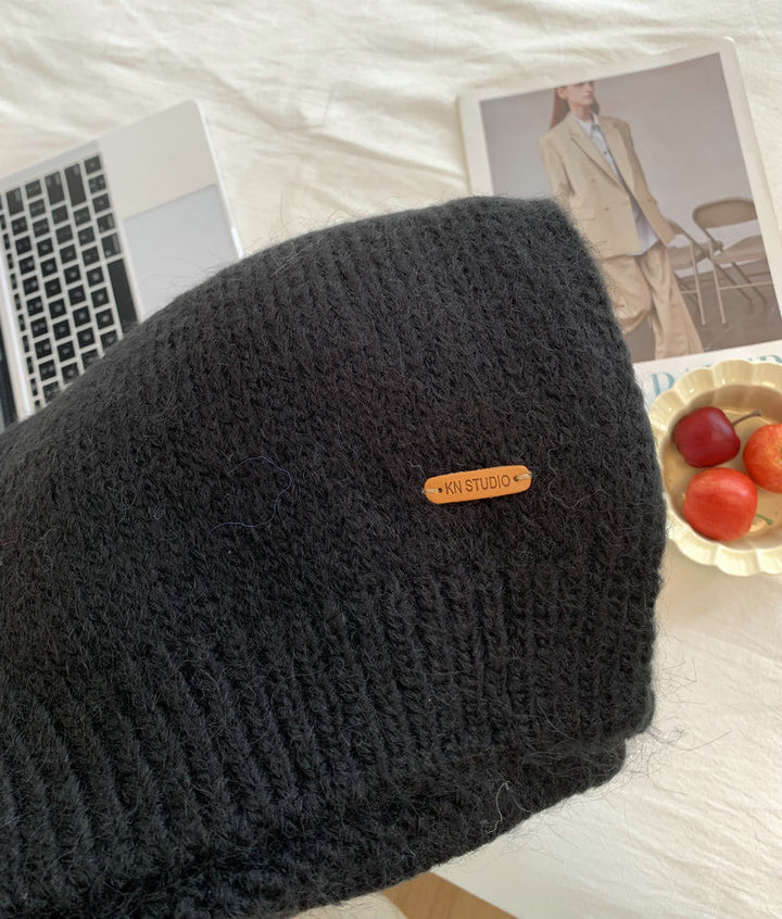 Soft scarf with alpaca wool content and leather label