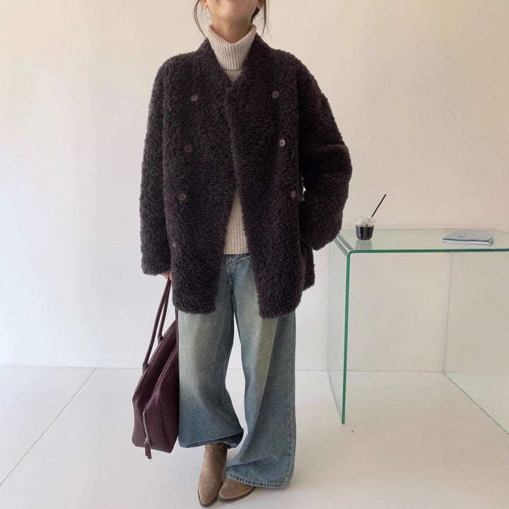 Mid-length coat made of 100% virgin wool with double-breasted closure