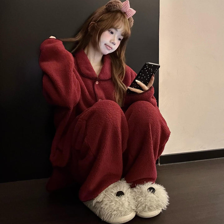 Women’s house suit in red, padded, for the Christmas season