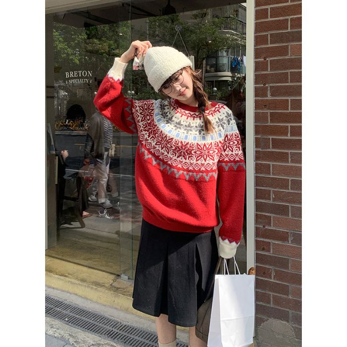 Women's knitted pullover with Fair Isle pattern and snowflakes