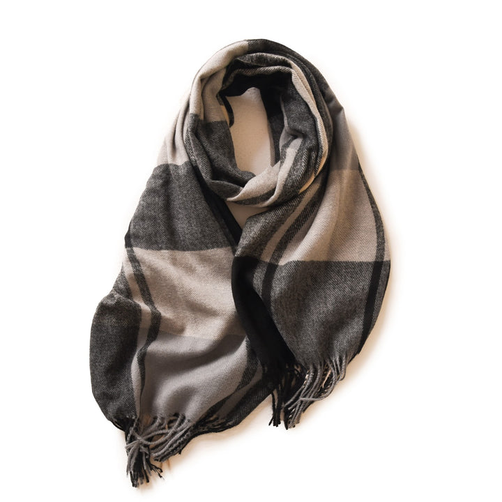Checked women’s winter scarf with fringes