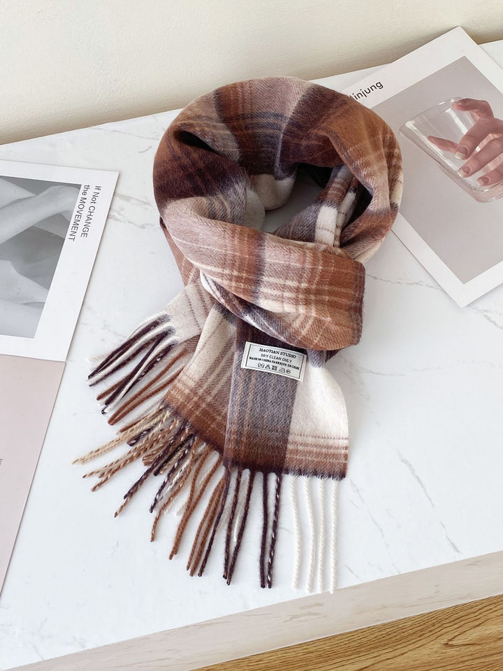Checkered wool scarf with fringes, 188x30 cm