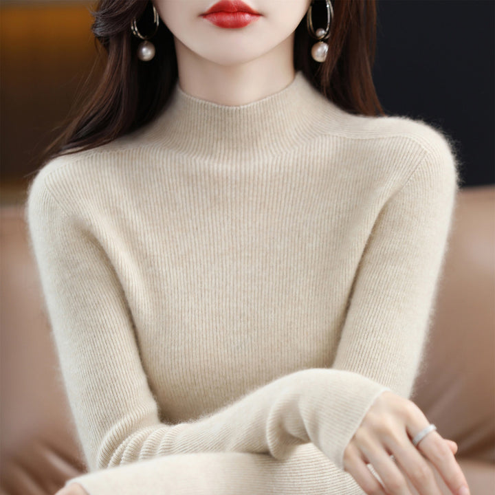 Seamless women's sweater made of 100% wool, close-fitting