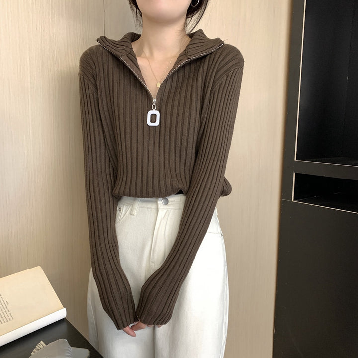 Women's knitted pullover with zipper and ribbed structure