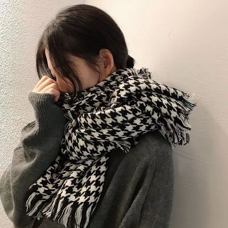 Houndstooth scarf with fringes
