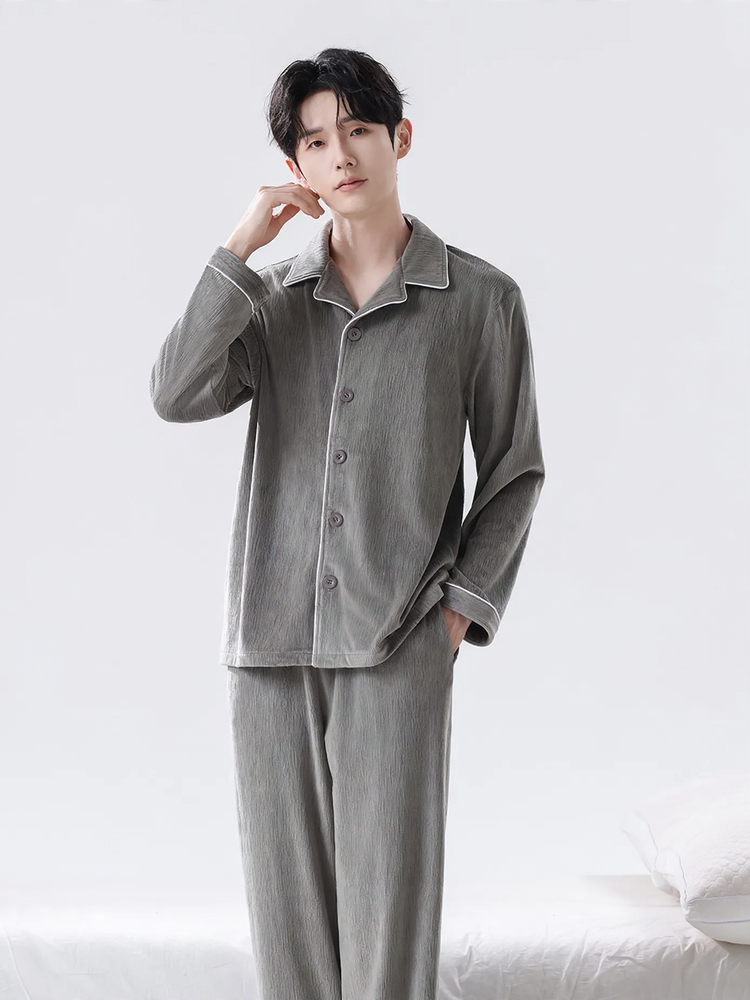 Warmer men's pajamas made of coral fleece