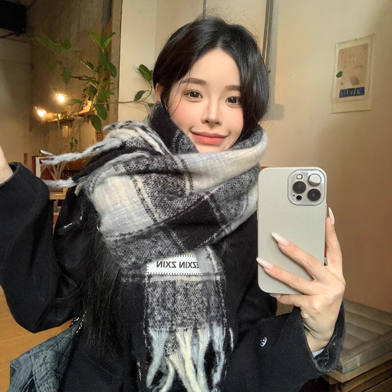 Warmer winter scarf with check pattern