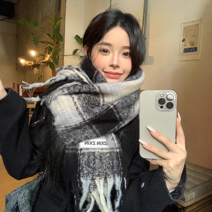 Warmer winter scarf with check pattern