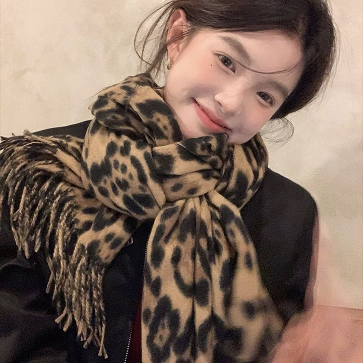 Retro scarf with leopard pattern, 190x35 cm