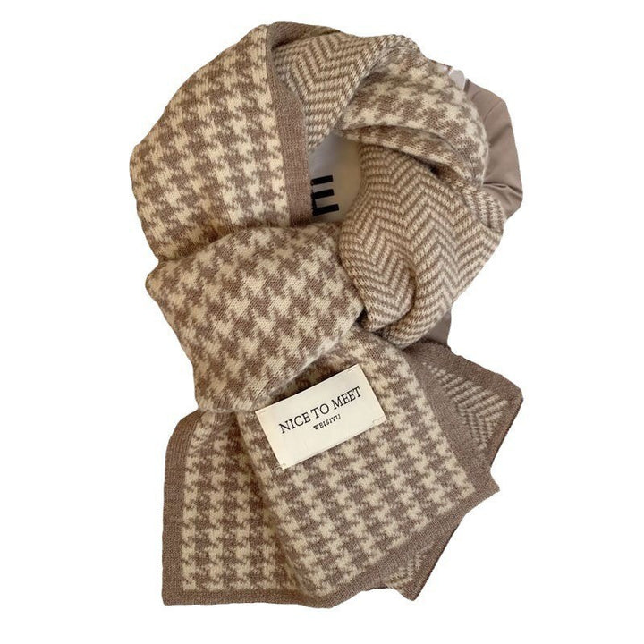 Knitted scarf with houndstooth pattern
