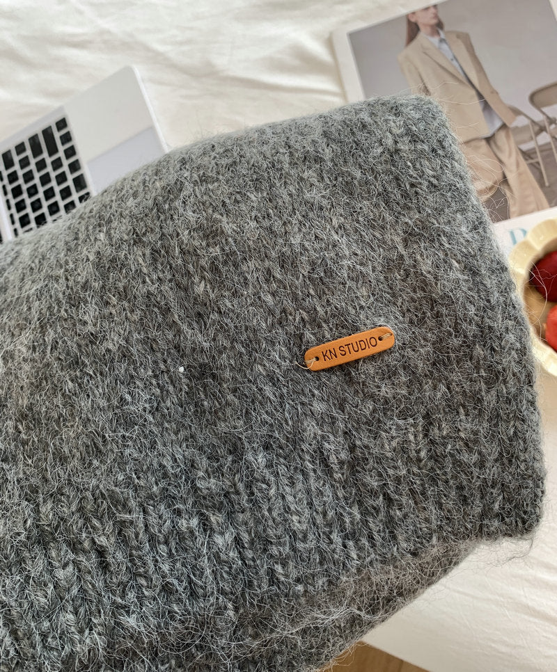 Soft scarf with alpaca wool content and leather label