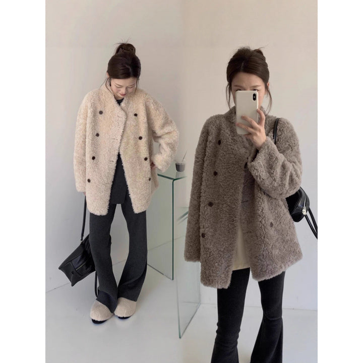 Mid-length coat made of 100% virgin wool with double-breasted closure