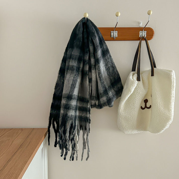 Thick checkered scarf in mohair look