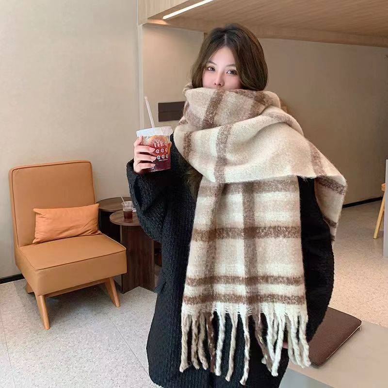 Padded scarf with check pattern and fringes