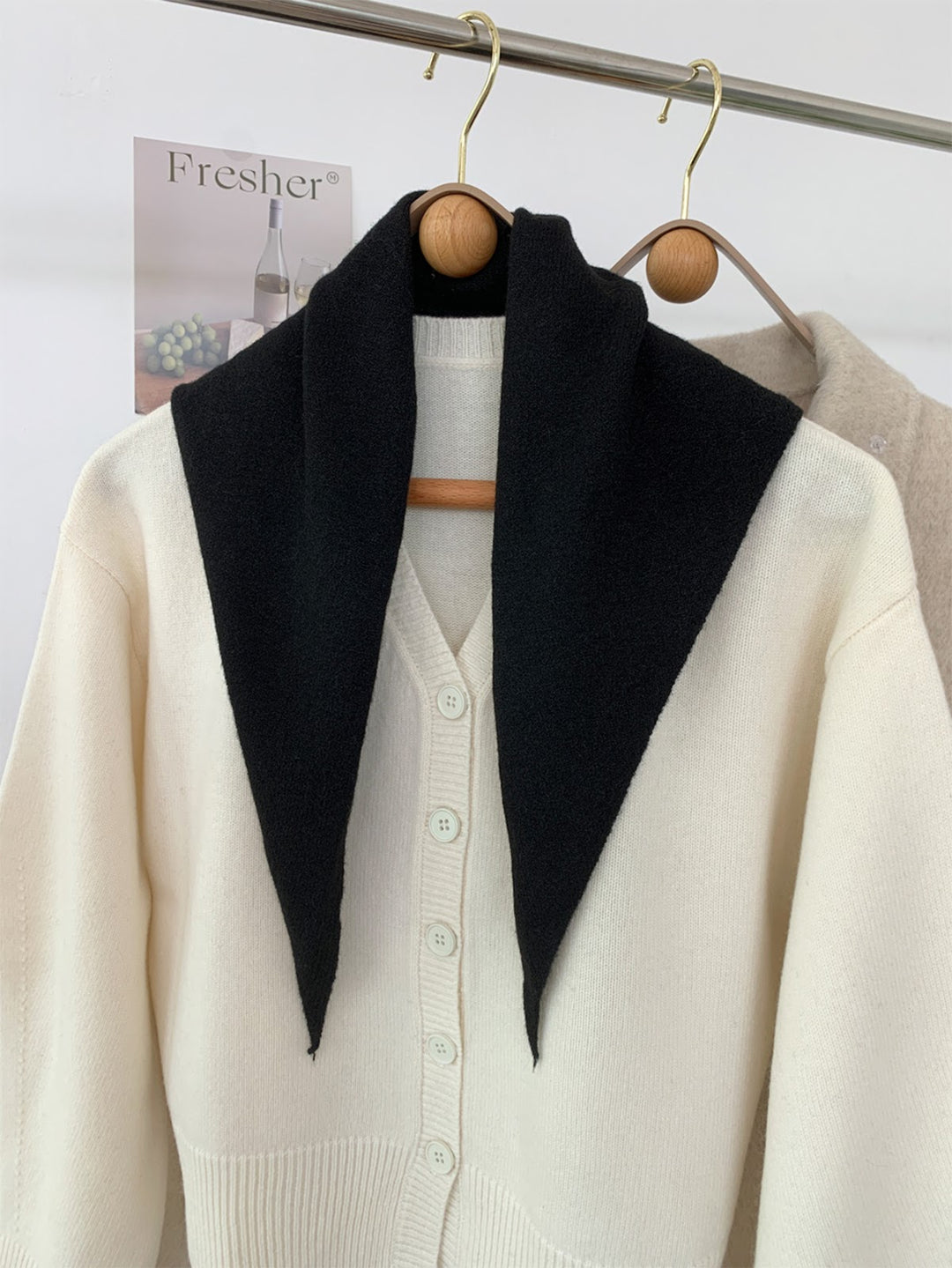 Triangular knit scarf with wool content