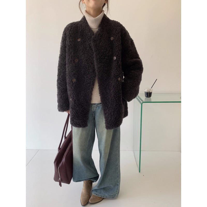 Mid-length coat made of 100% virgin wool with double-breasted closure