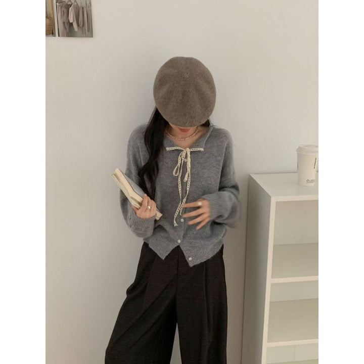 Ladies' cardigan with lace collar and tie string