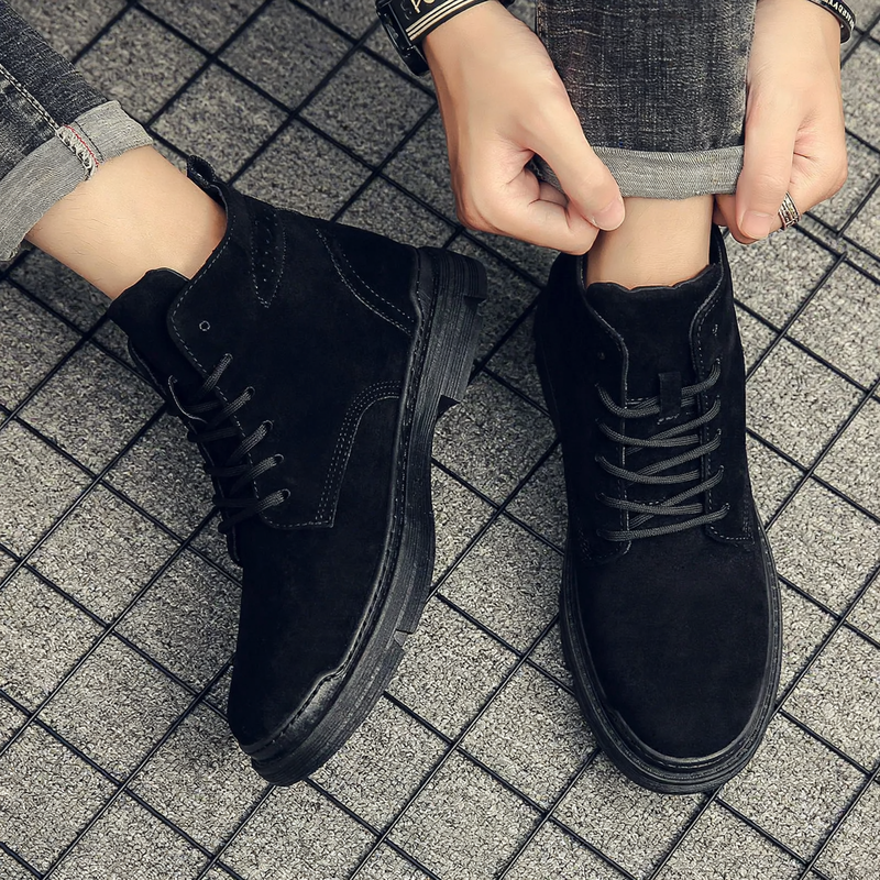 Robust men's boots in British style, slip-resistant