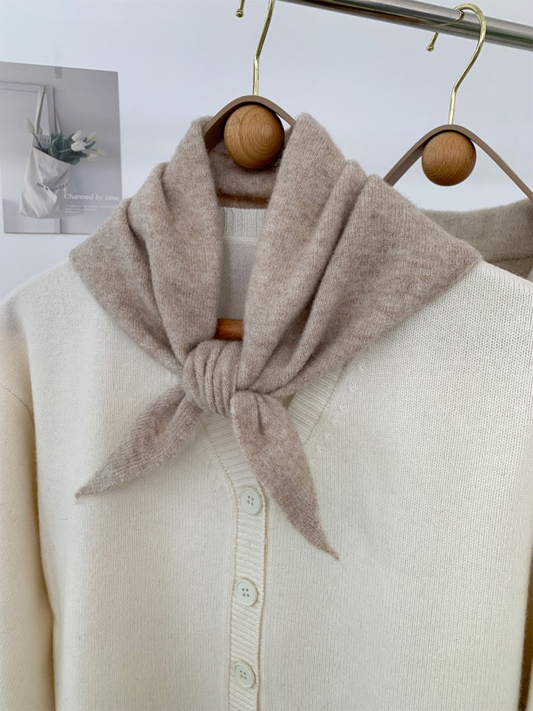 Triangular knit scarf with wool content
