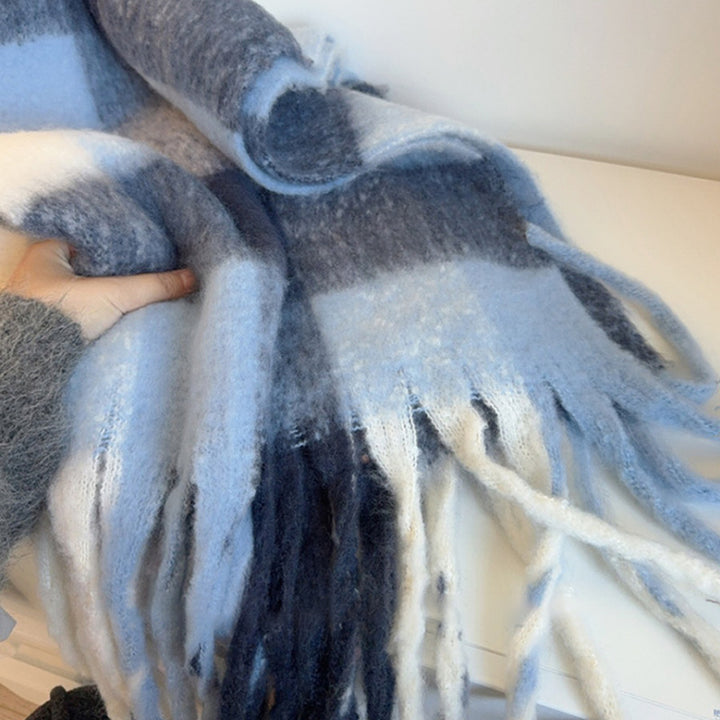 Warmer scarf made of soft yarn, long and versatile