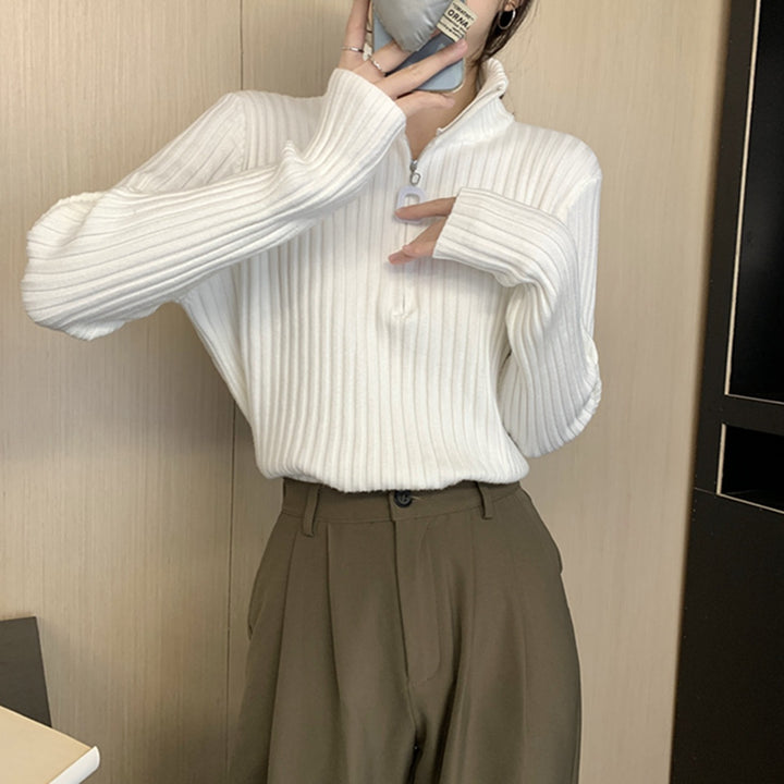 Women's knitted pullover with zipper and ribbed structure