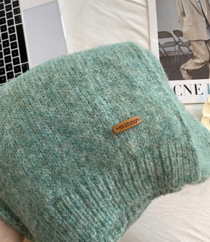 Soft scarf with alpaca wool content and leather label