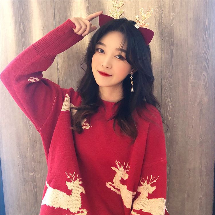 Loose knit sweater with Christmas embroideries