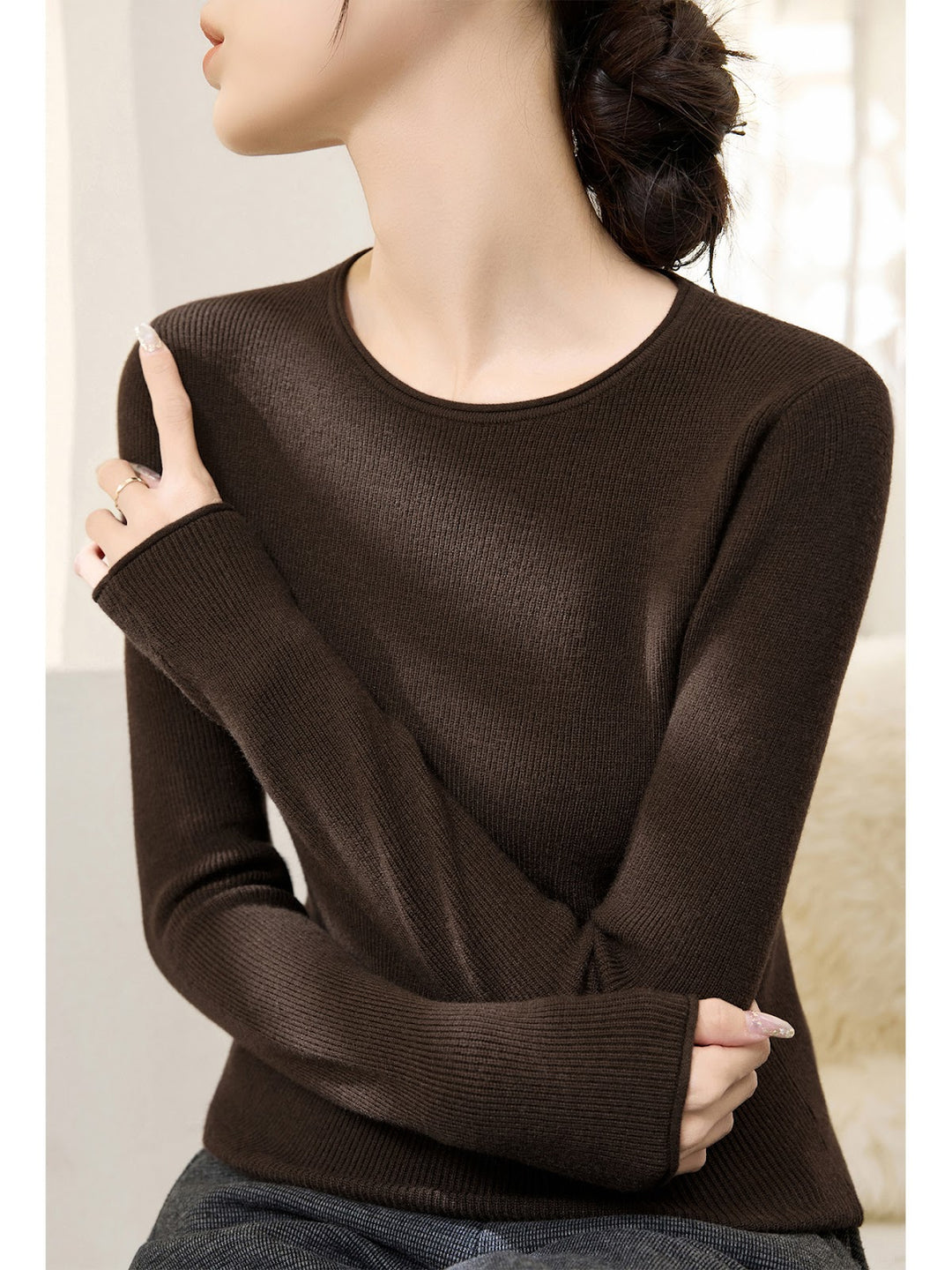 Slim fit knitted sweater with round neck
