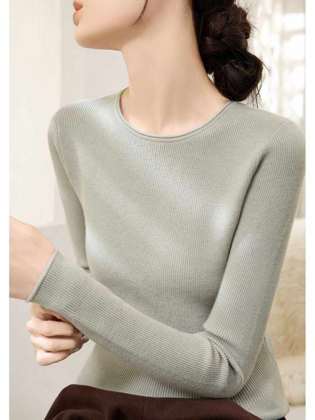 Slim fit knitted sweater with round neck