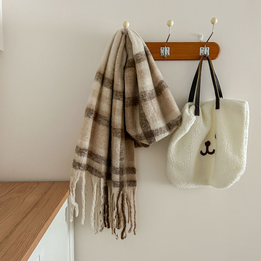 Thick checkered scarf in mohair look
