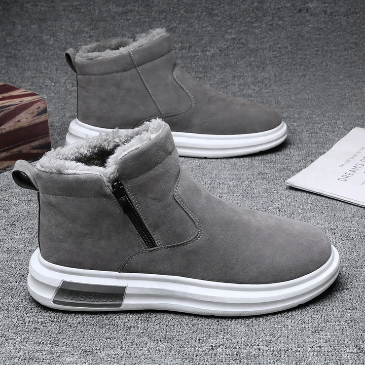 Padded men's snow boots to slip on