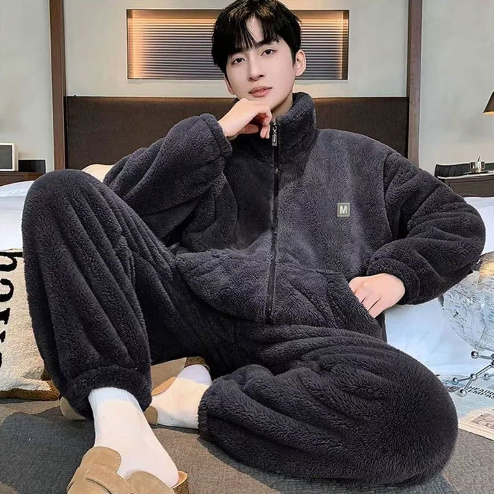 Warmer men's pajamas made of coral fleece