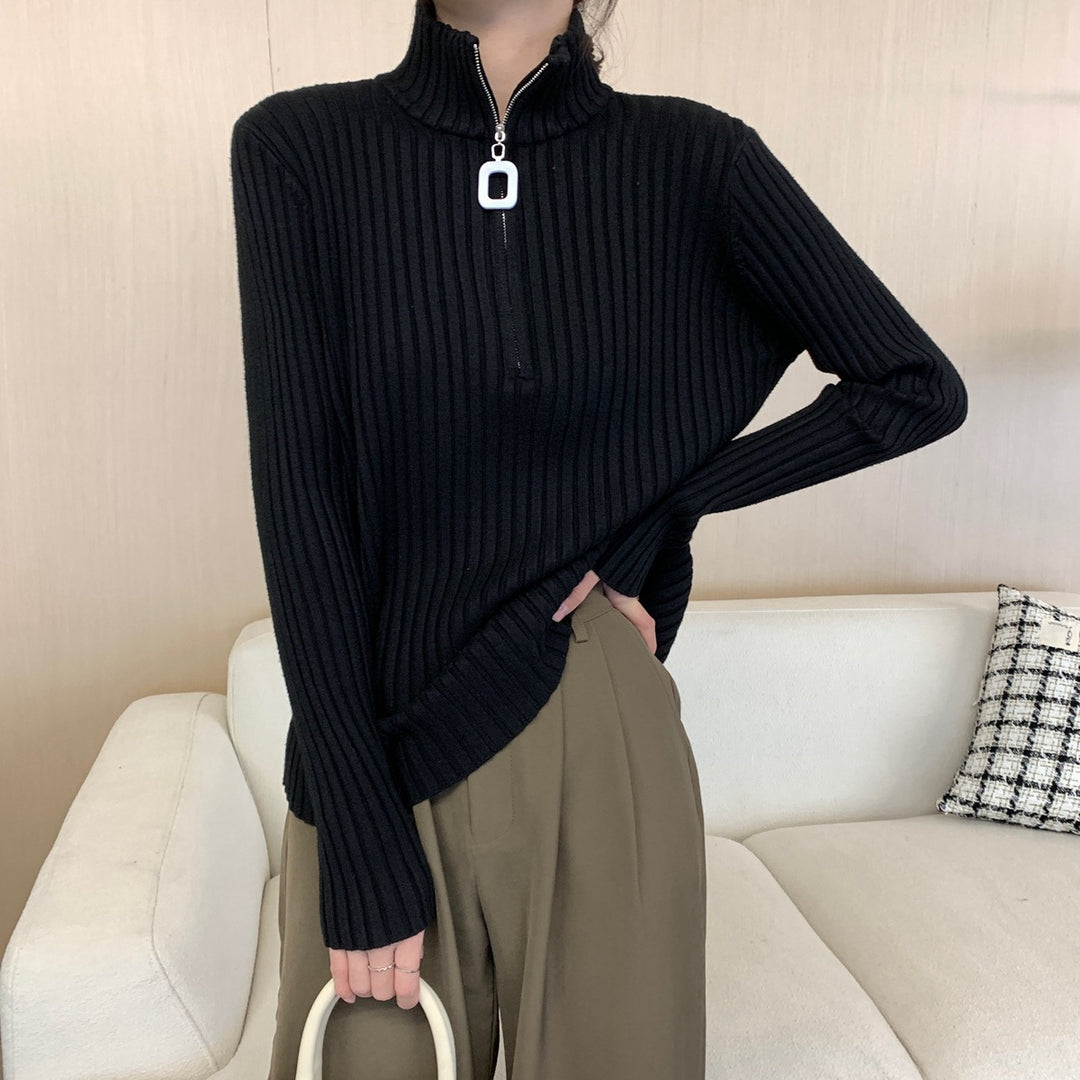 Women's knitted pullover with zipper and ribbed structure