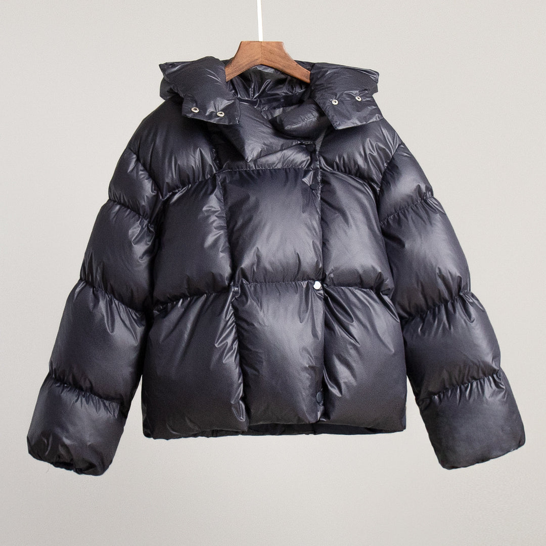 Short women's padded jacket in streetwear style with hood