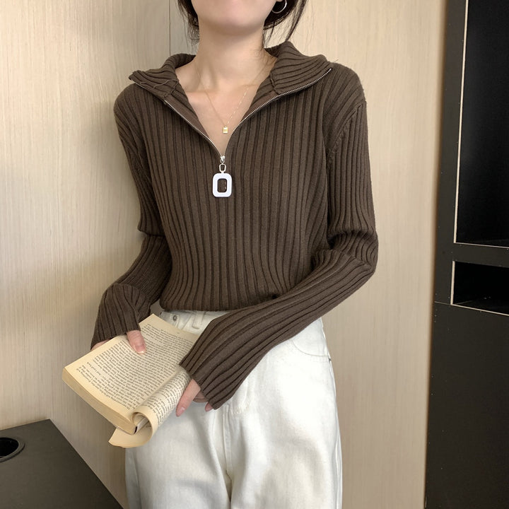 Women's knitted pullover with zipper and ribbed structure
