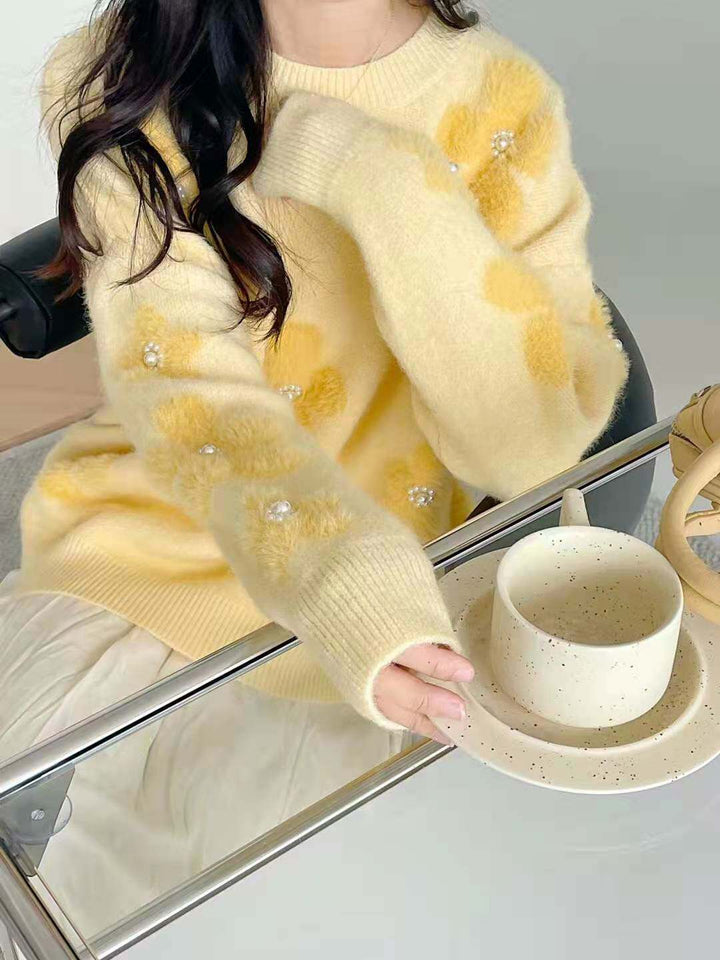 Women's knitted pullover with floral pattern and pearl trim