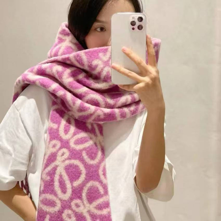 Scarf with checkerboard pattern and fringes