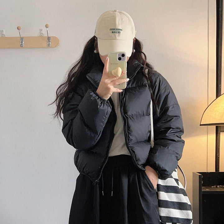 Short, padded women's winter jacket in puffer style