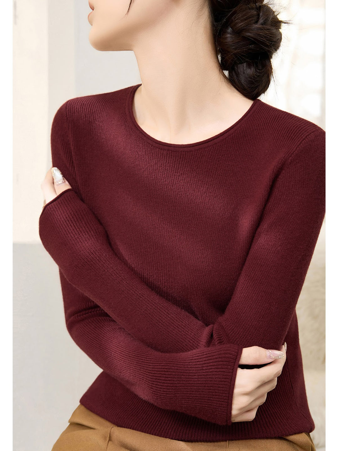 Slim fit knitted sweater with round neck
