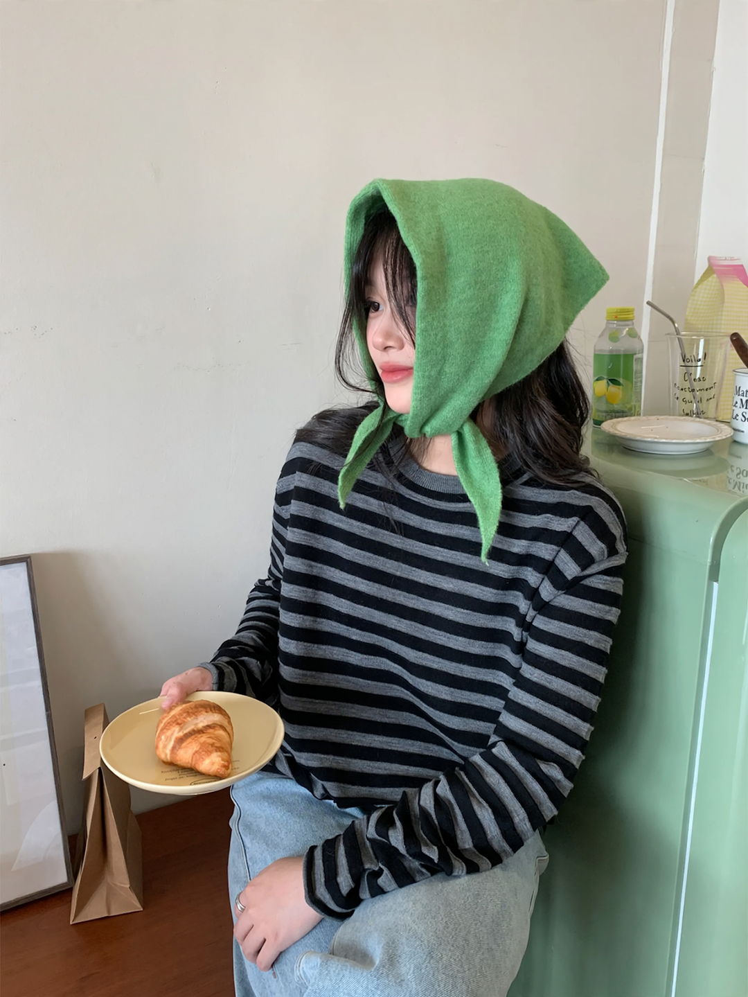 Triangular knit scarf with wool content