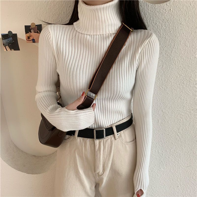 Figure-hugging turtleneck sweater with thumbholes