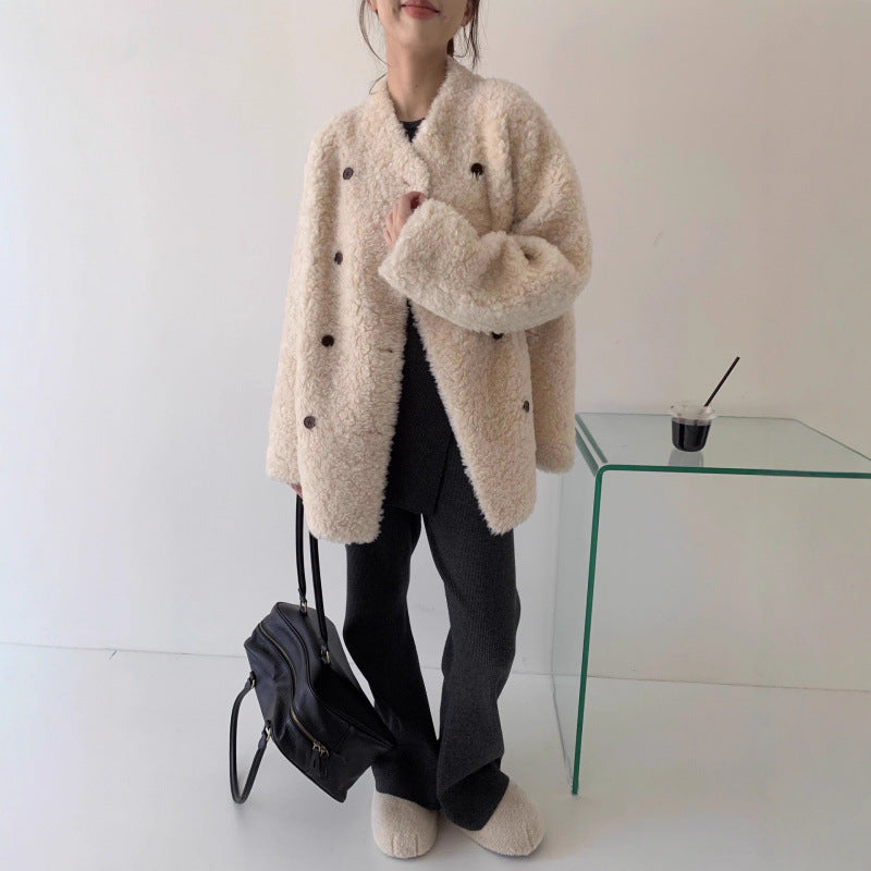Mid-length coat made of 100% virgin wool with double-breasted closure