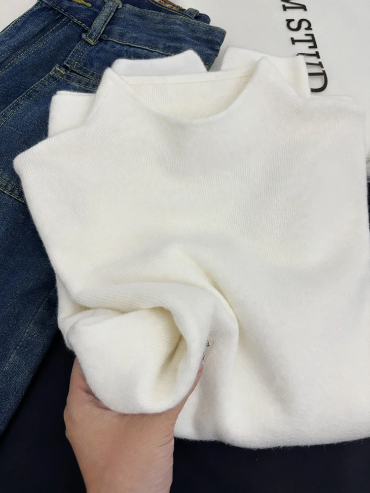 Elegant women's knit sweater with half collar