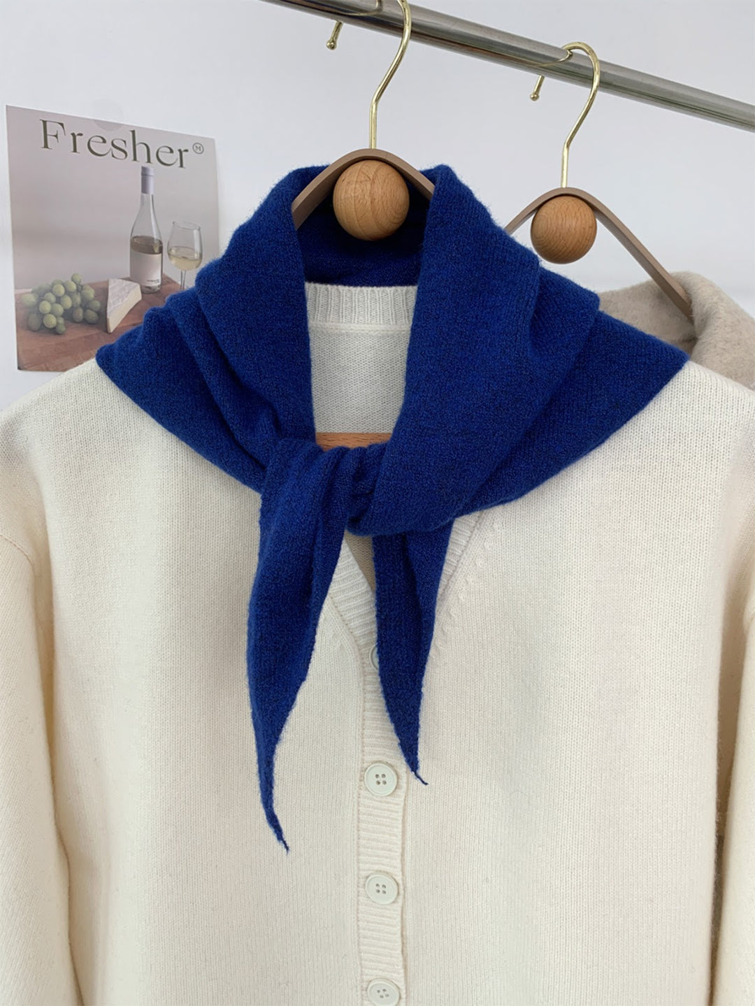 Triangular knit scarf with wool content